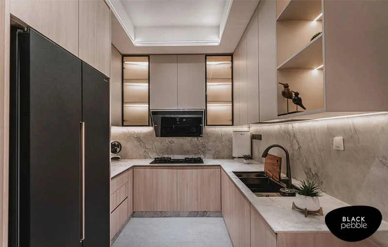 Stylish modular kitchen in Mangalore featuring marble backsplash, handleless cabinets, and modern open shelving